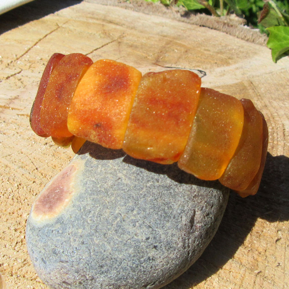 Einzigartiges Armband aus unpolierten Bernsteinscheiben