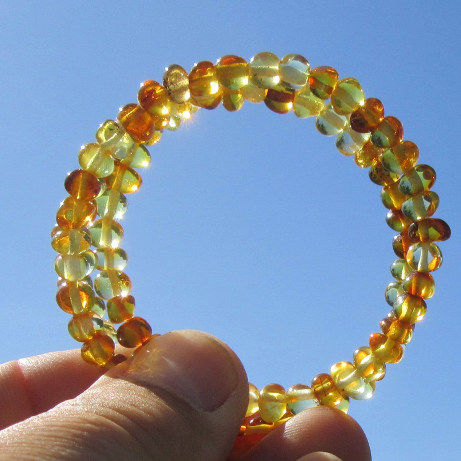 Flexibler Armreif aus poliertem Bernstein von Rügen