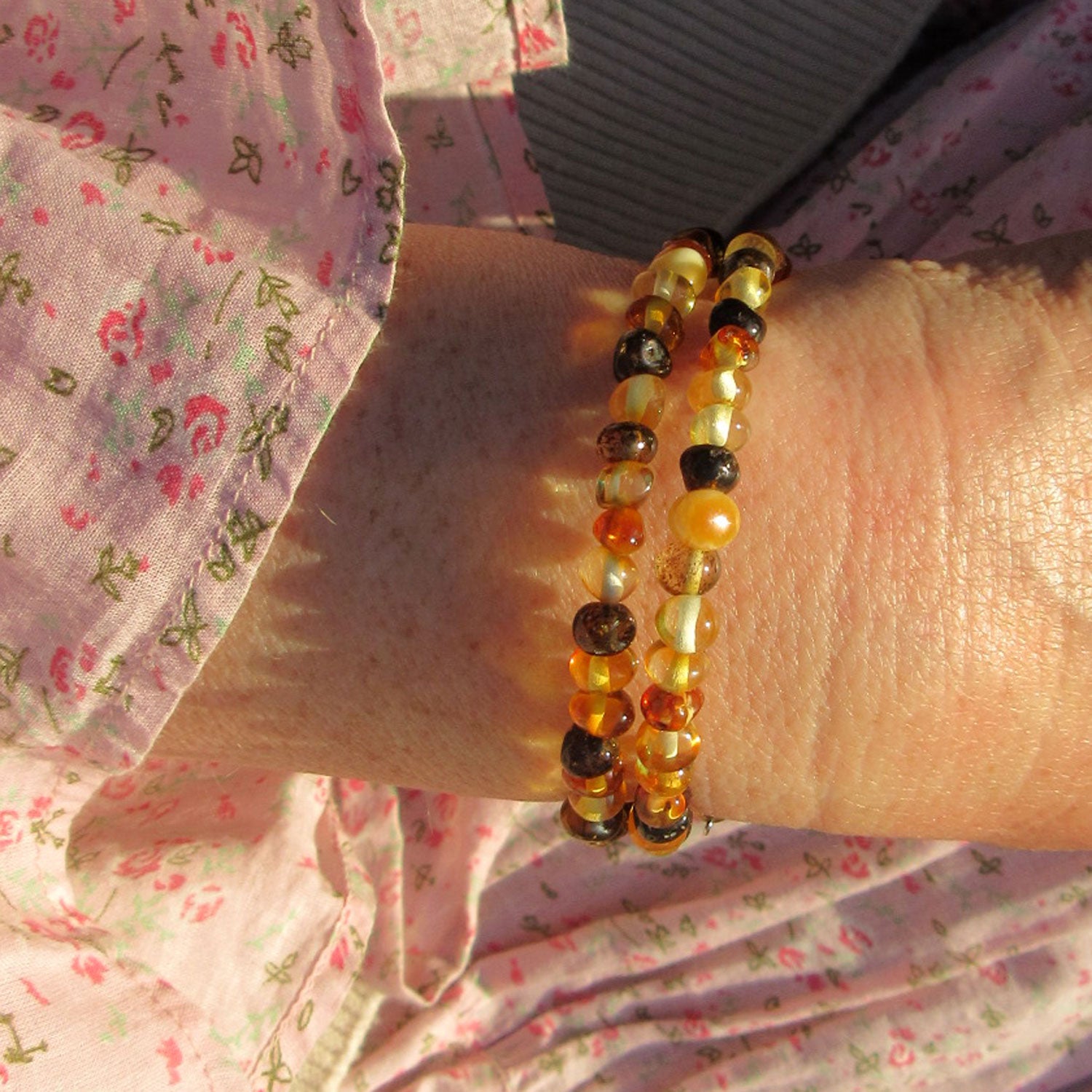 Flexibler Armreif aus poliertem Bernstein, Unikat