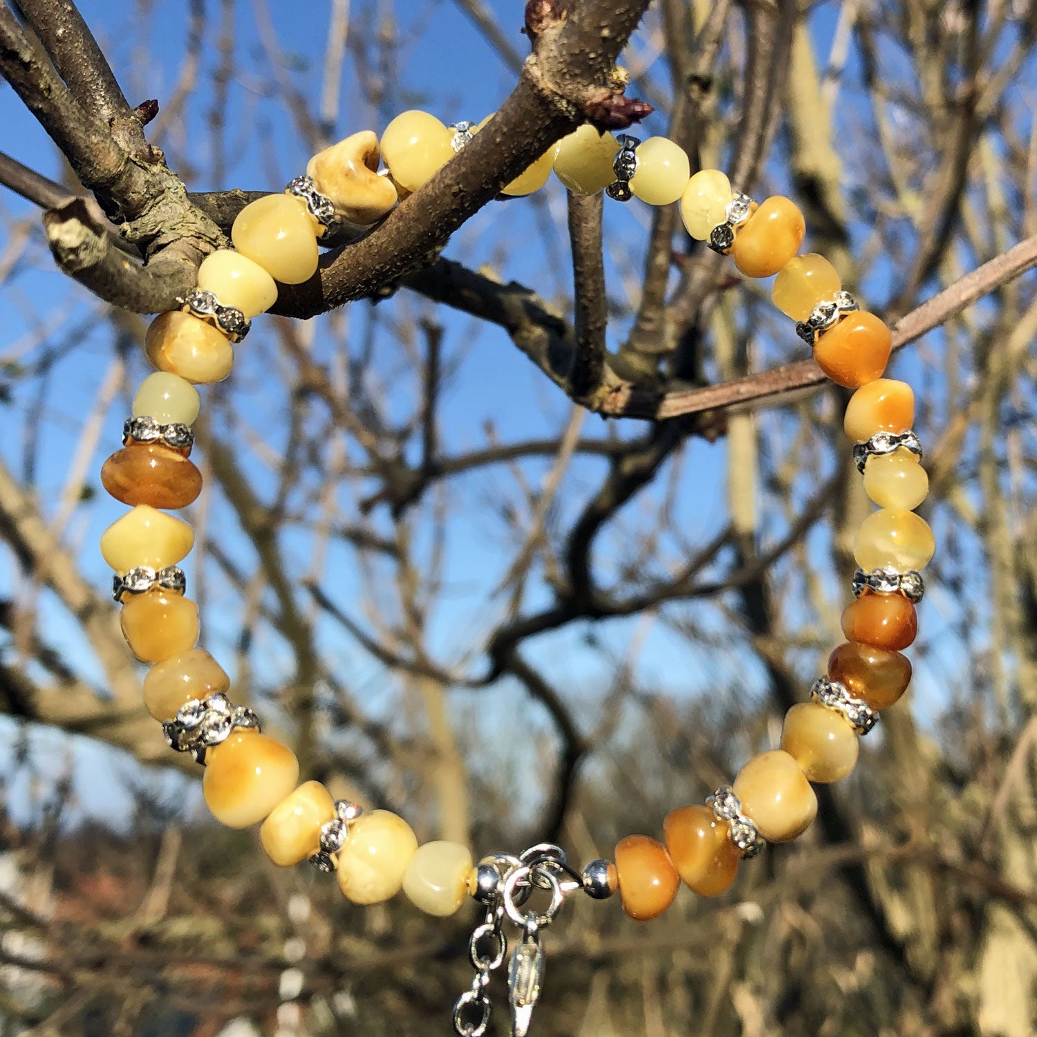 Elegantes Armband aus hellen Bernsteinen und Strassperlen