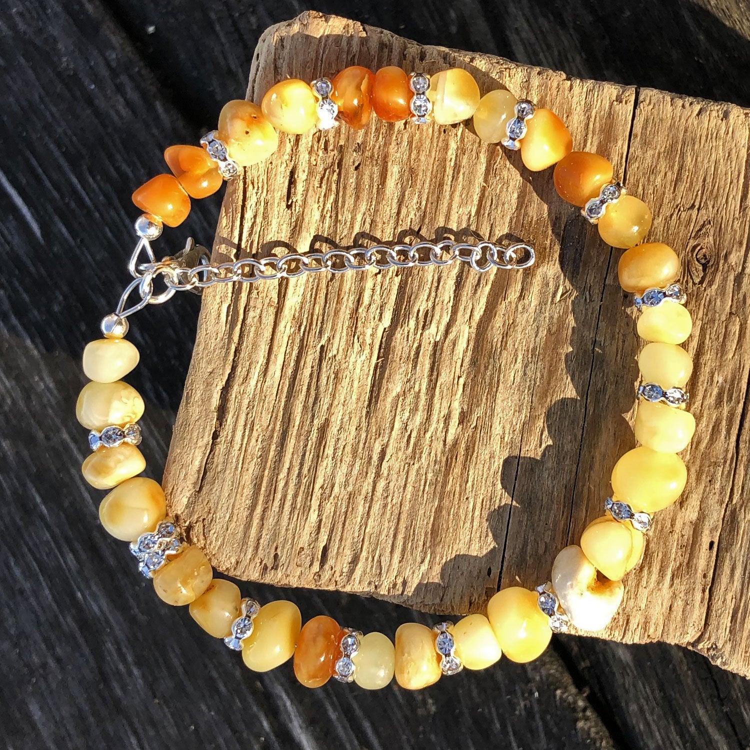 Elegantes Armband aus hellen Bernsteinen und Strassperlen