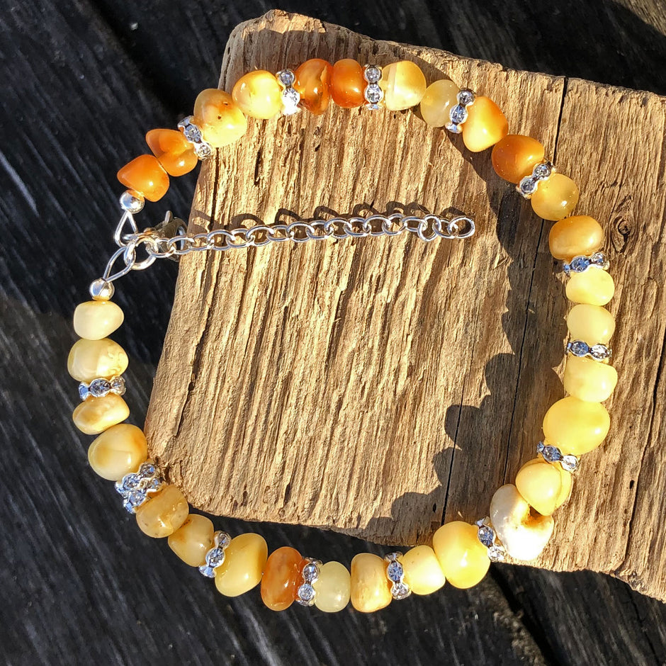 Elegantes Armband aus hellen Bernsteinen und Strassperlen