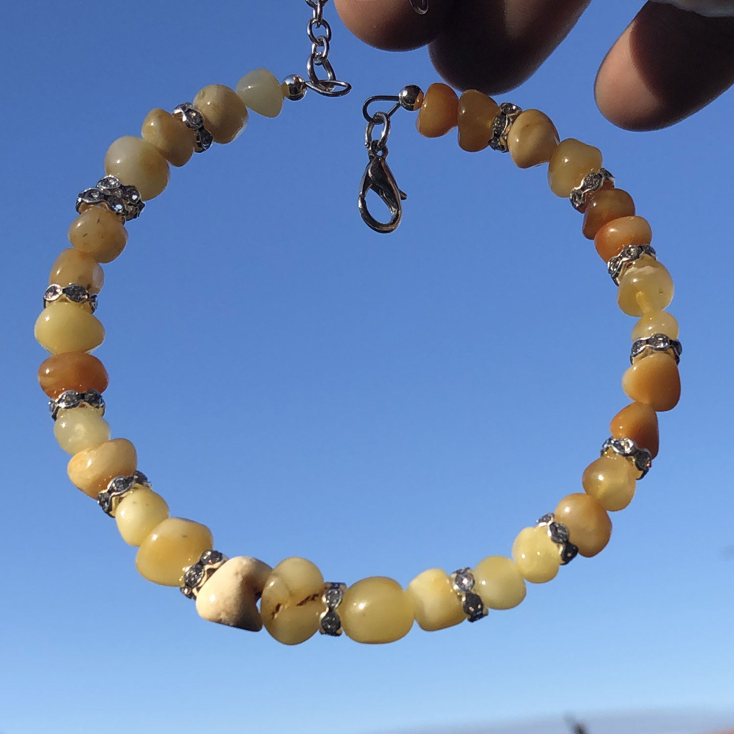 Elegantes Armband aus hellen Bernsteinen und Strassperlen