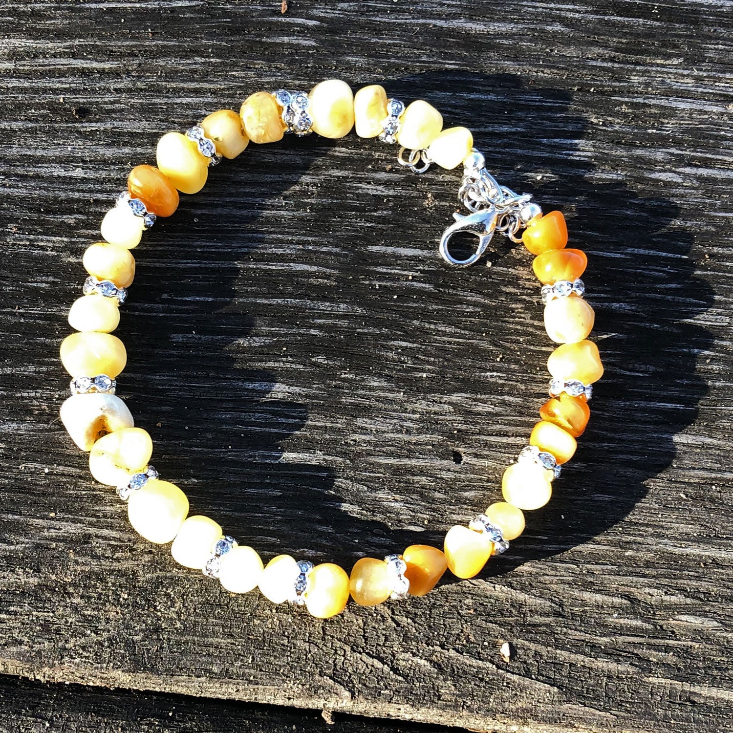 Elegantes Armband aus hellen Bernsteinen und Strassperlen