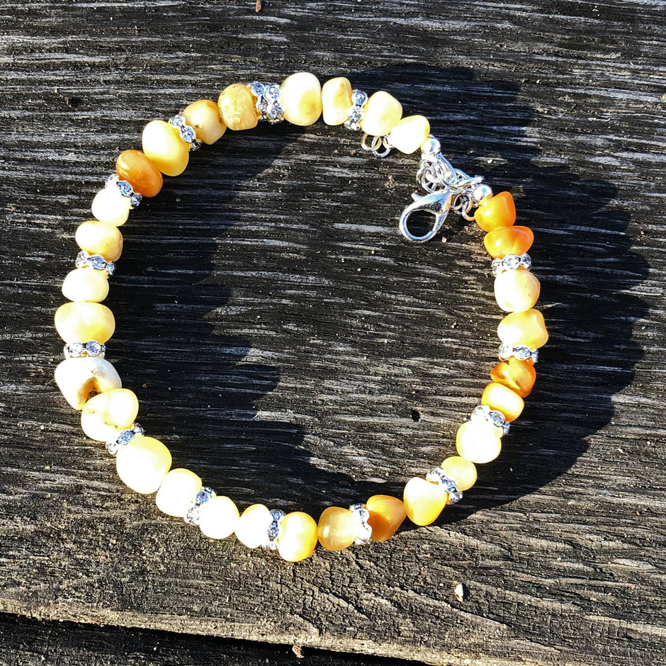 Elegantes Armband aus hellen Bernsteinen und Strassperlen