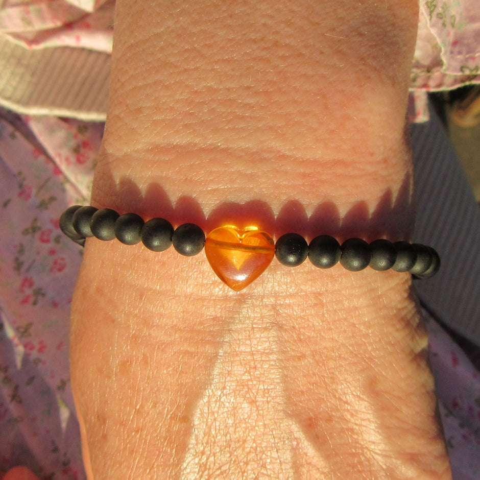 Verstellbares Armband mit Bernsteinperlen und Herz
