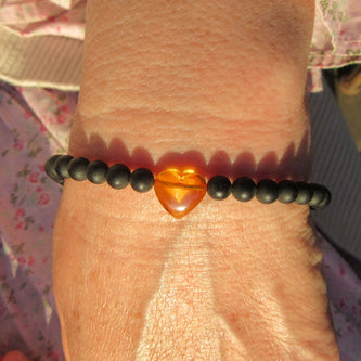 Verstellbares Armband mit Bernsteinperlen und Herz