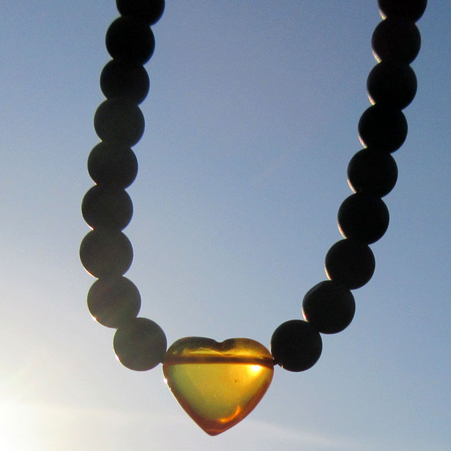 Verstellbares Armband mit Bernsteinperlen und Herz