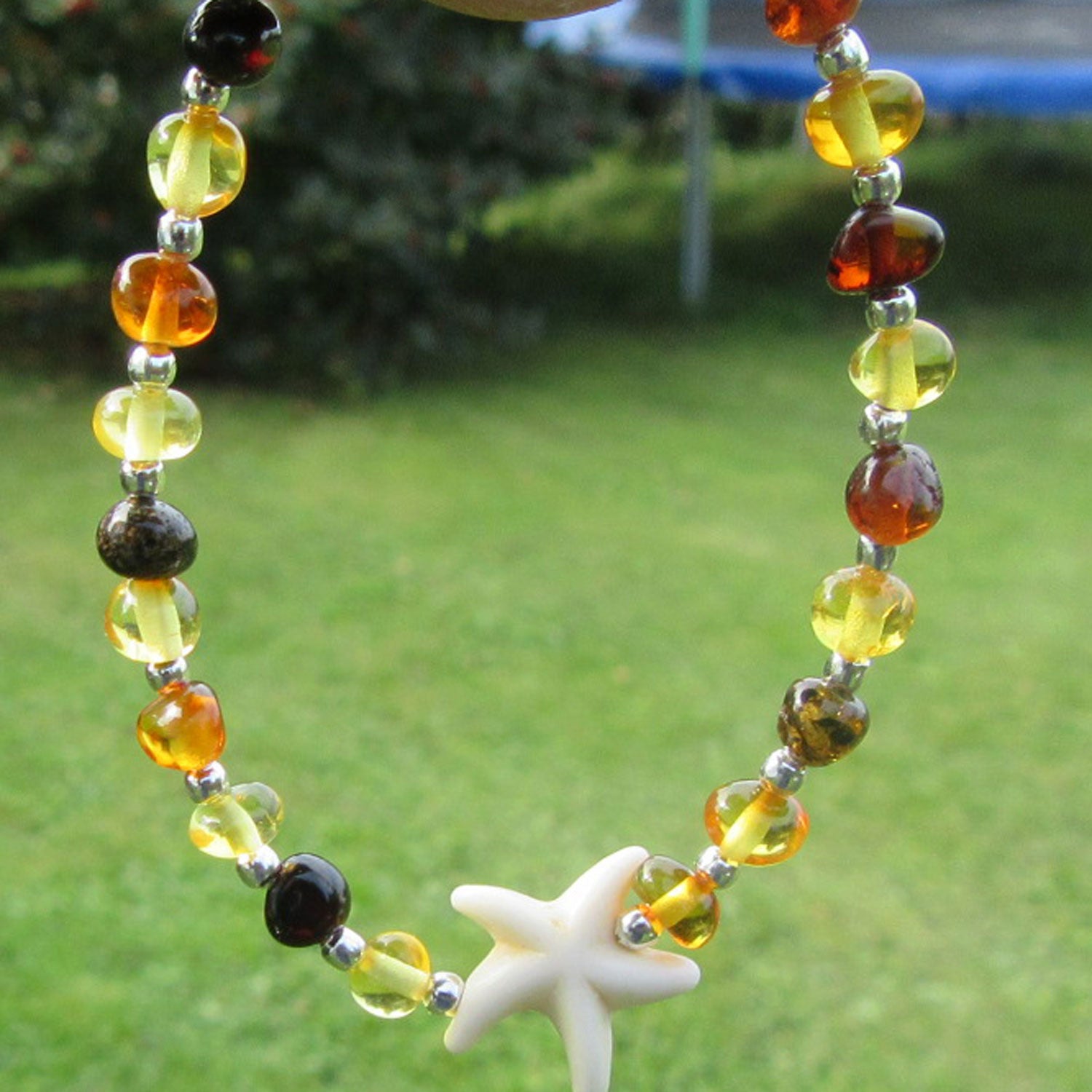 Einzigartiges Kinderarmband aus Bernstein und Seestern