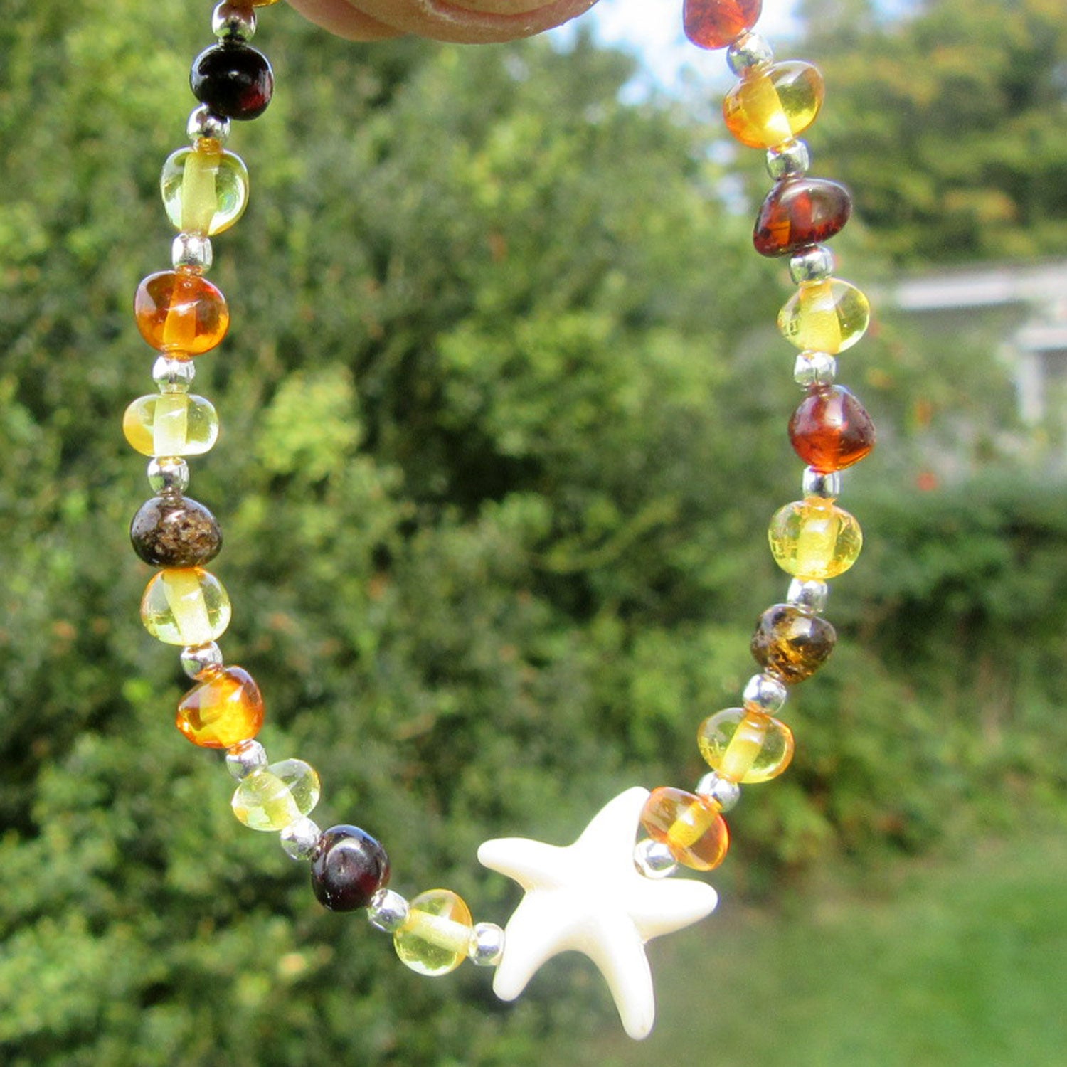 Einzigartiges Kinderarmband aus Bernstein und Seestern