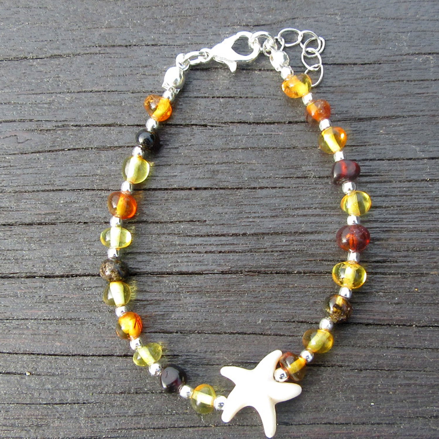 Einzigartiges Kinderarmband aus Bernstein und Seestern