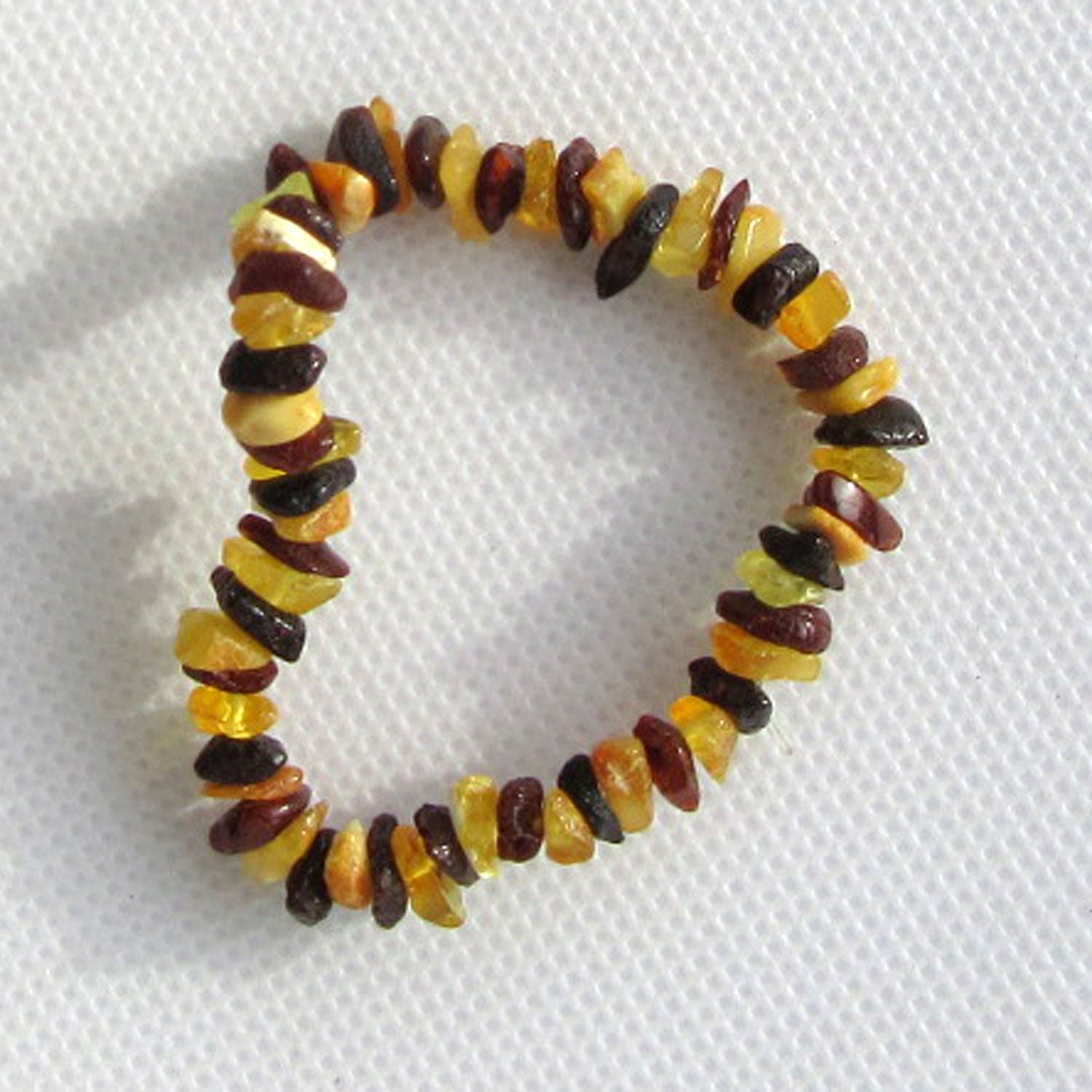 Einzigartiges Kinderarmband aus poliertem Bernstein