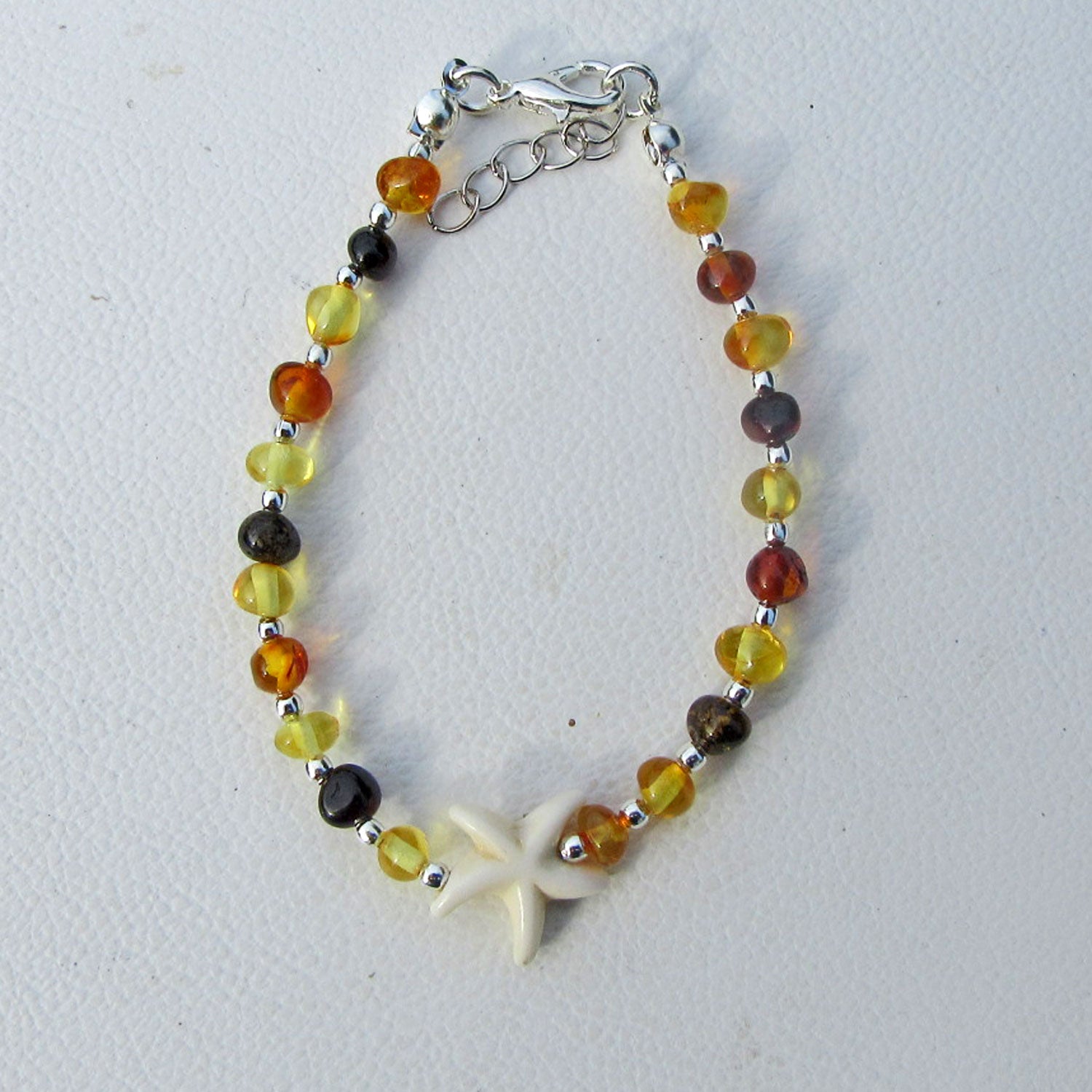 Einzigartiges Kinderarmband aus Bernstein und Seestern