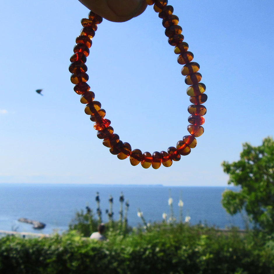 Bernsteinarmband aus polierten cognacfarbenen Perlen