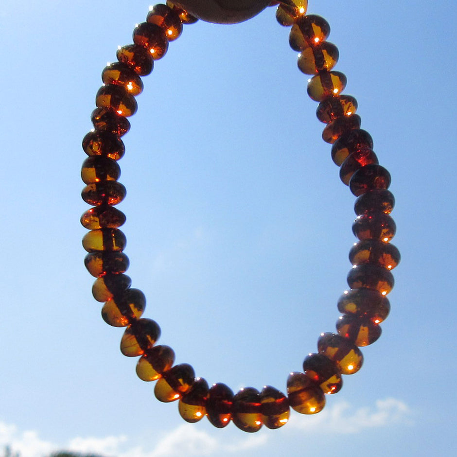 Bernsteinarmband aus polierten cognacfarbenen Perlen