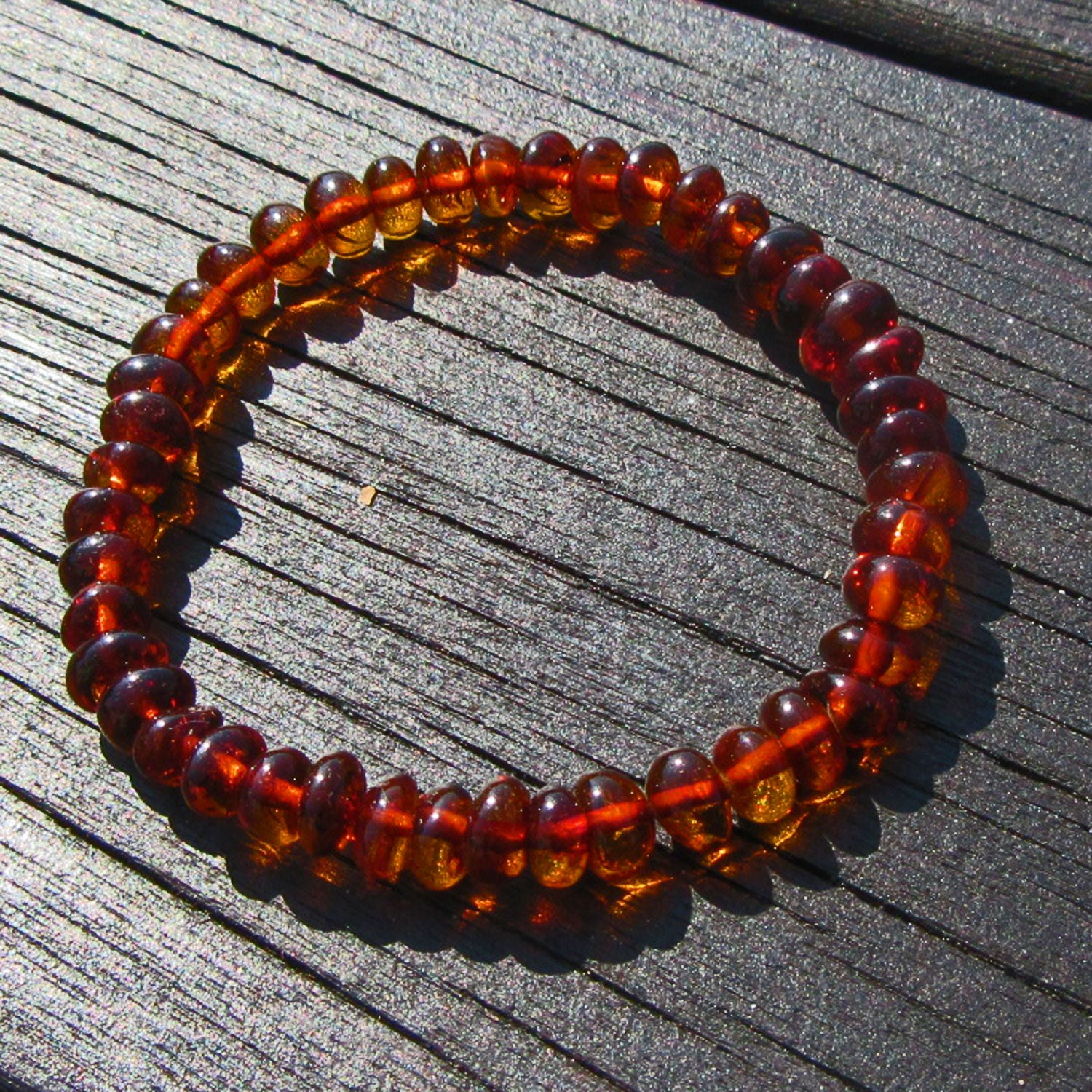 Bernsteinarmband aus polierten cognacfarbenen Perlen