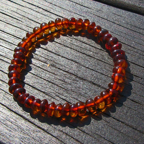 Bernsteinarmband aus polierten cognacfarbenen Perlen