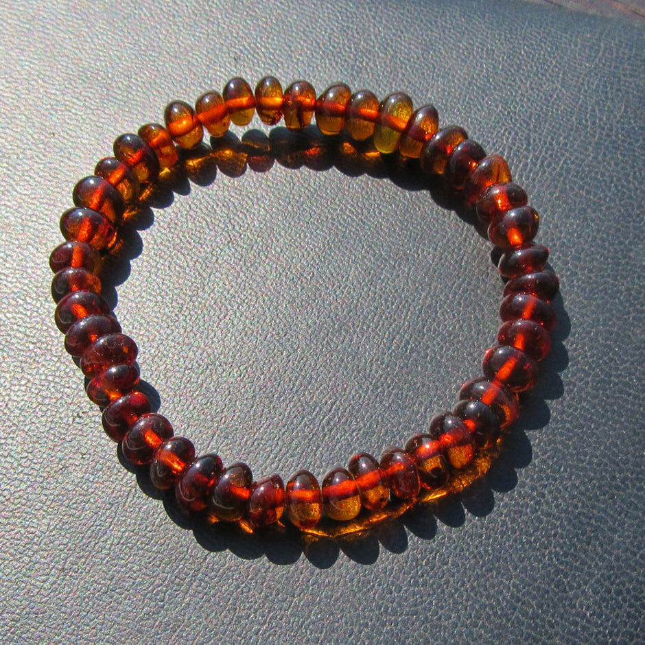 Bernsteinarmband aus polierten cognacfarbenen Perlen