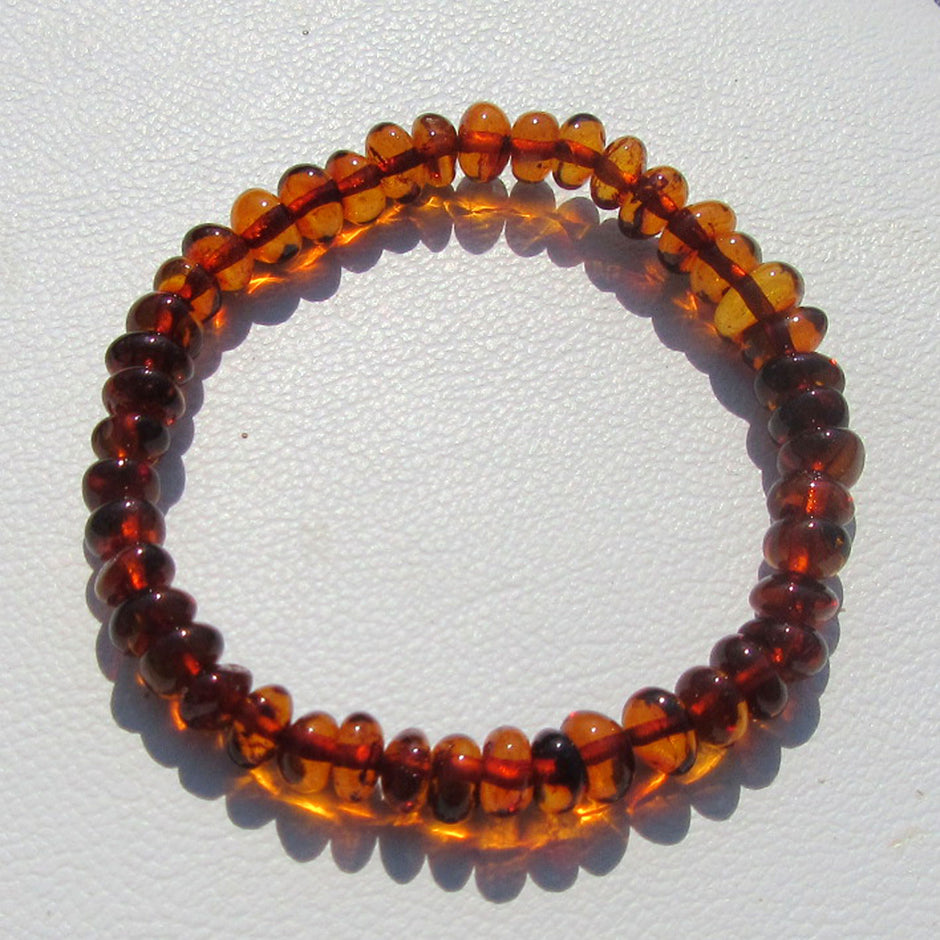 Bernsteinarmband aus polierten cognacfarbenen Perlen