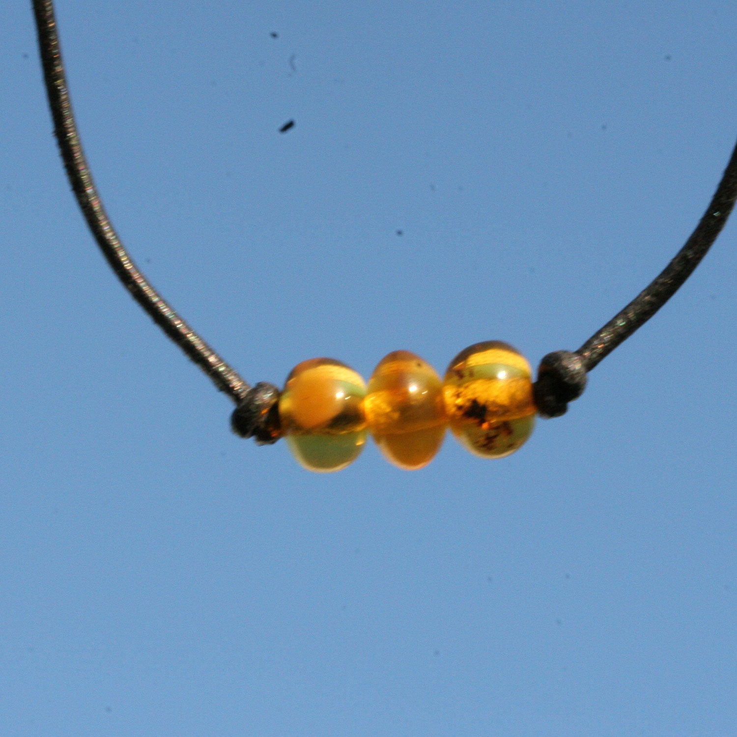 Armband mit drei kleinen sonnengelben, transparenten Bernsteinen