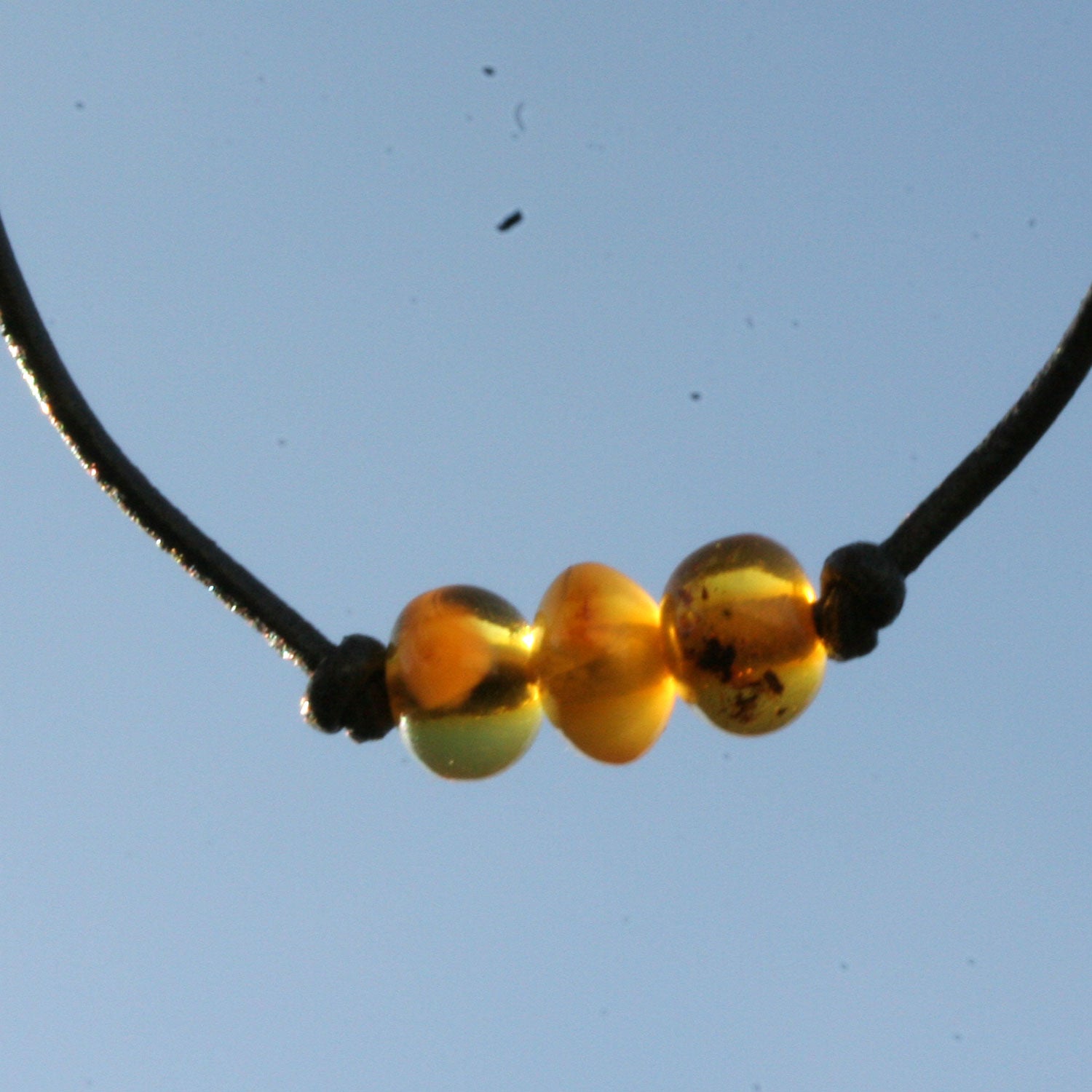 Armband mit drei kleinen sonnengelben, transparenten Bernsteinen