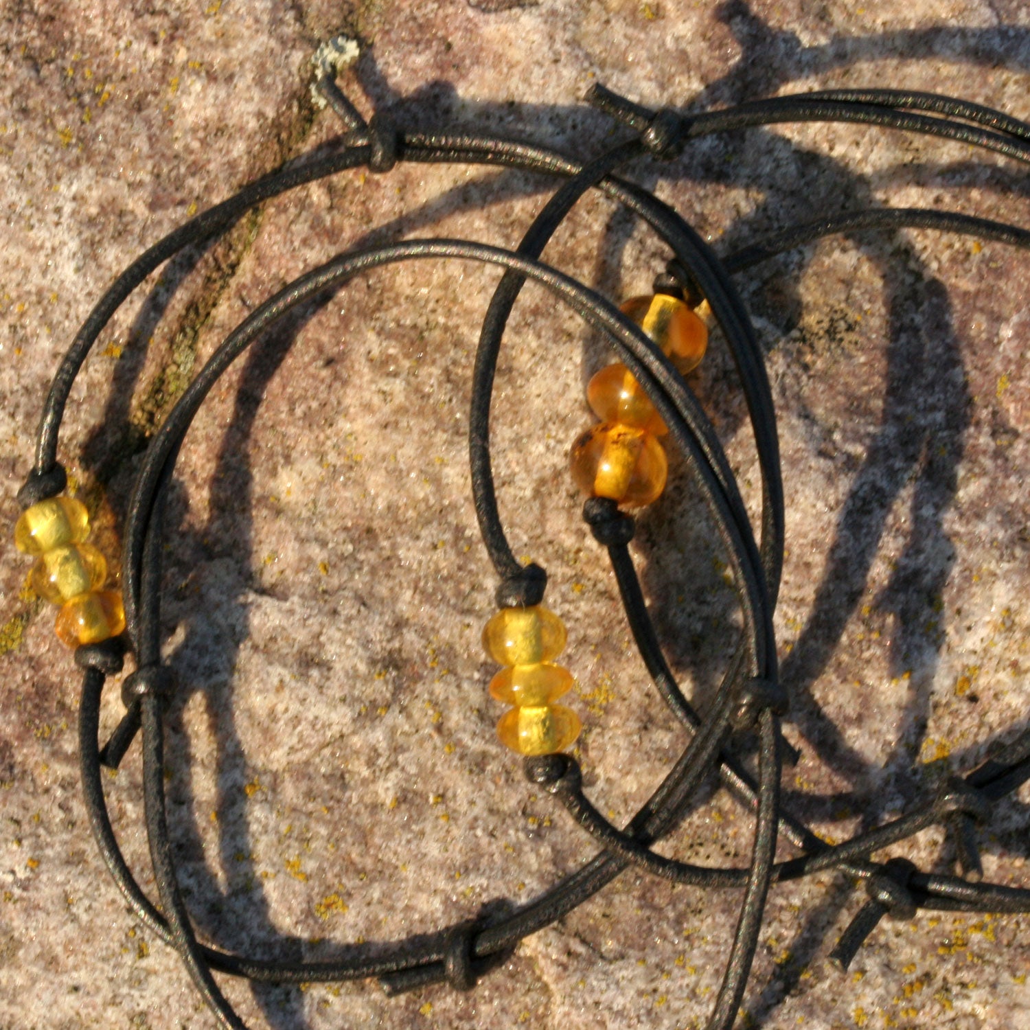 Armband mit drei kleinen sonnengelben, transparenten Bernsteinen