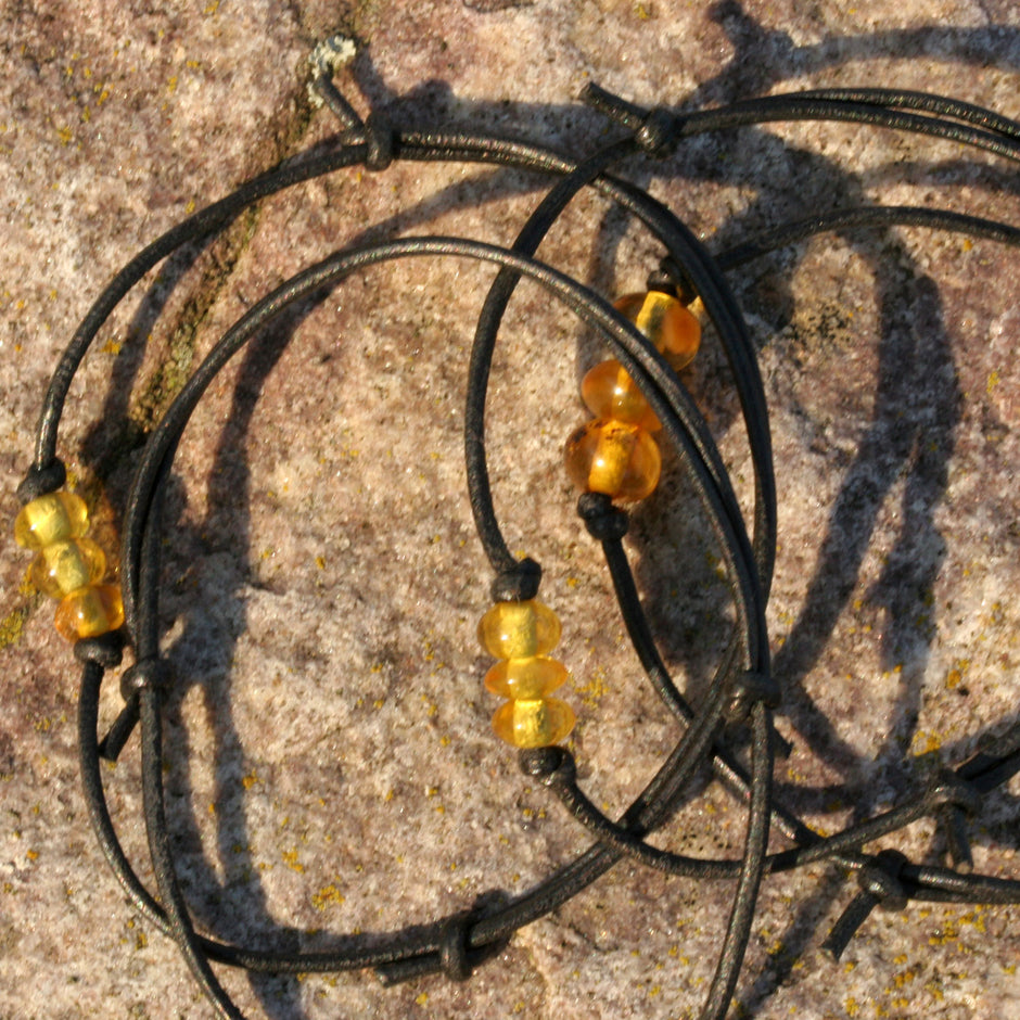 Armband mit drei kleinen sonnengelben, transparenten Bernsteinen