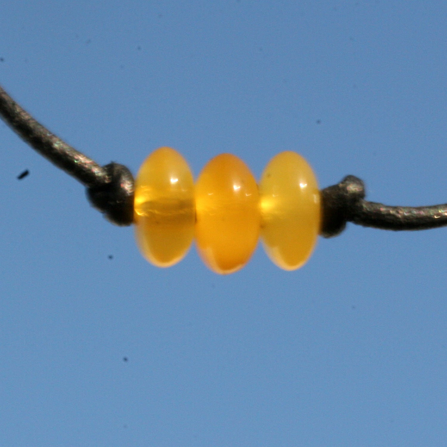 Armband mit drei kleinen gelben Butterscotch-Bernsteinen