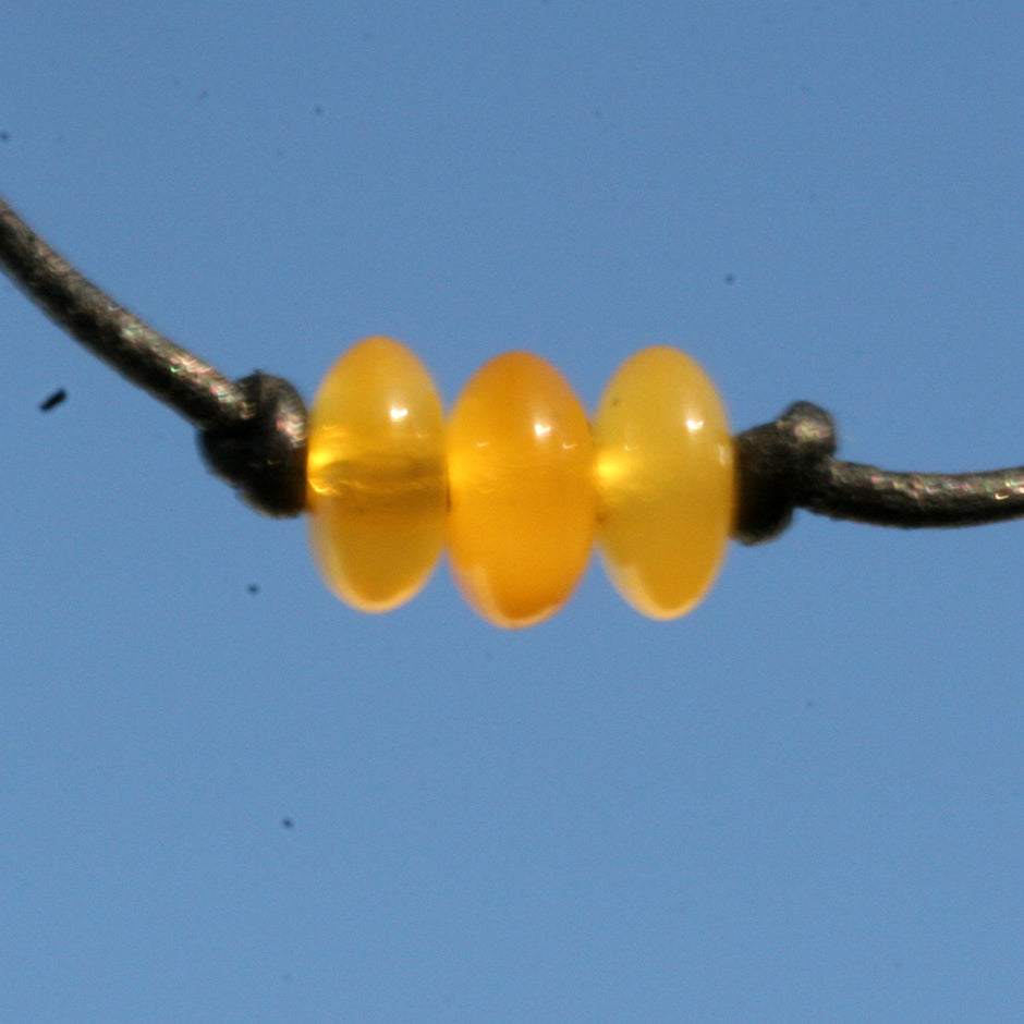 Armband mit drei kleinen gelben Butterscotch-Bernsteinen