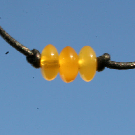 Armband mit drei kleinen gelben Butterscotch-Bernsteinen