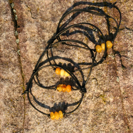 Armband mit drei kleinen gelben Butterscotch-Bernsteinen