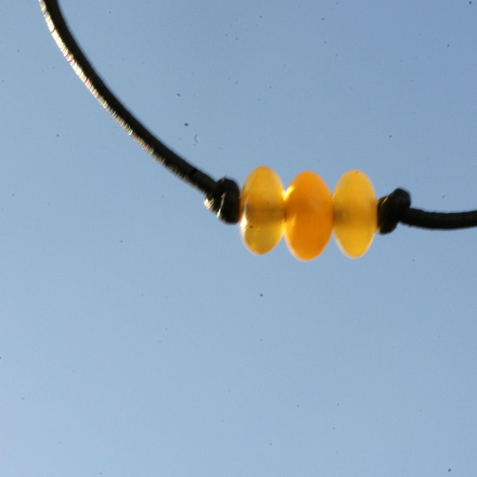 Armband mit drei kleinen gelben Butterscotch-Bernsteinen