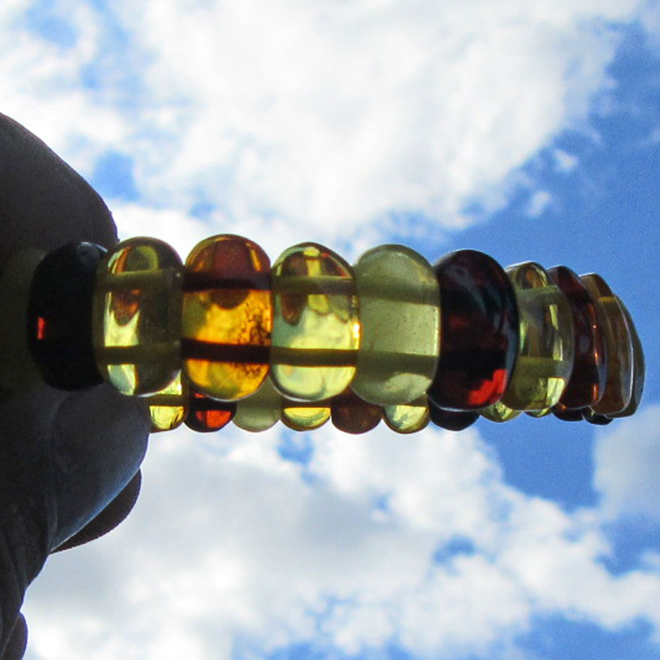 Vielfarbiges Bernsteinarmband aus polierten Scheiben