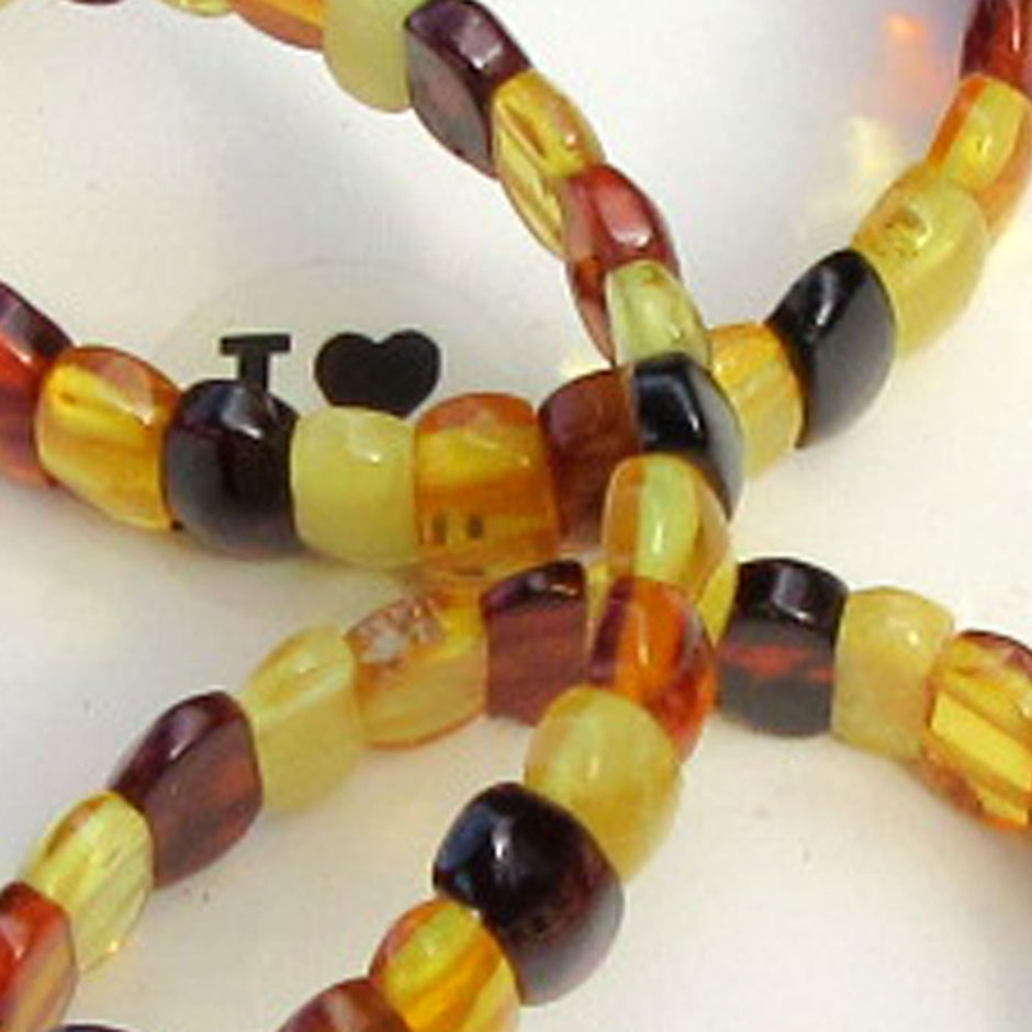 Vielfarbiges Bernsteinarmband aus polierten Scheiben