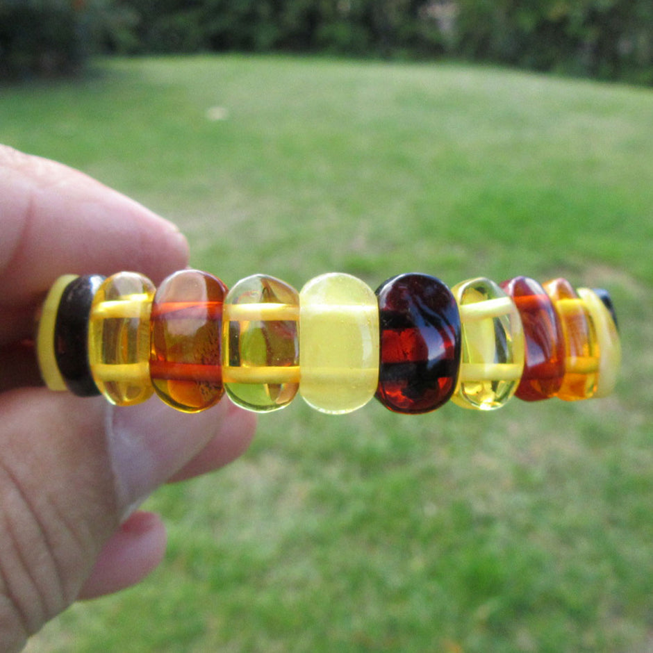 Vielfarbiges Bernsteinarmband aus polierten Scheiben