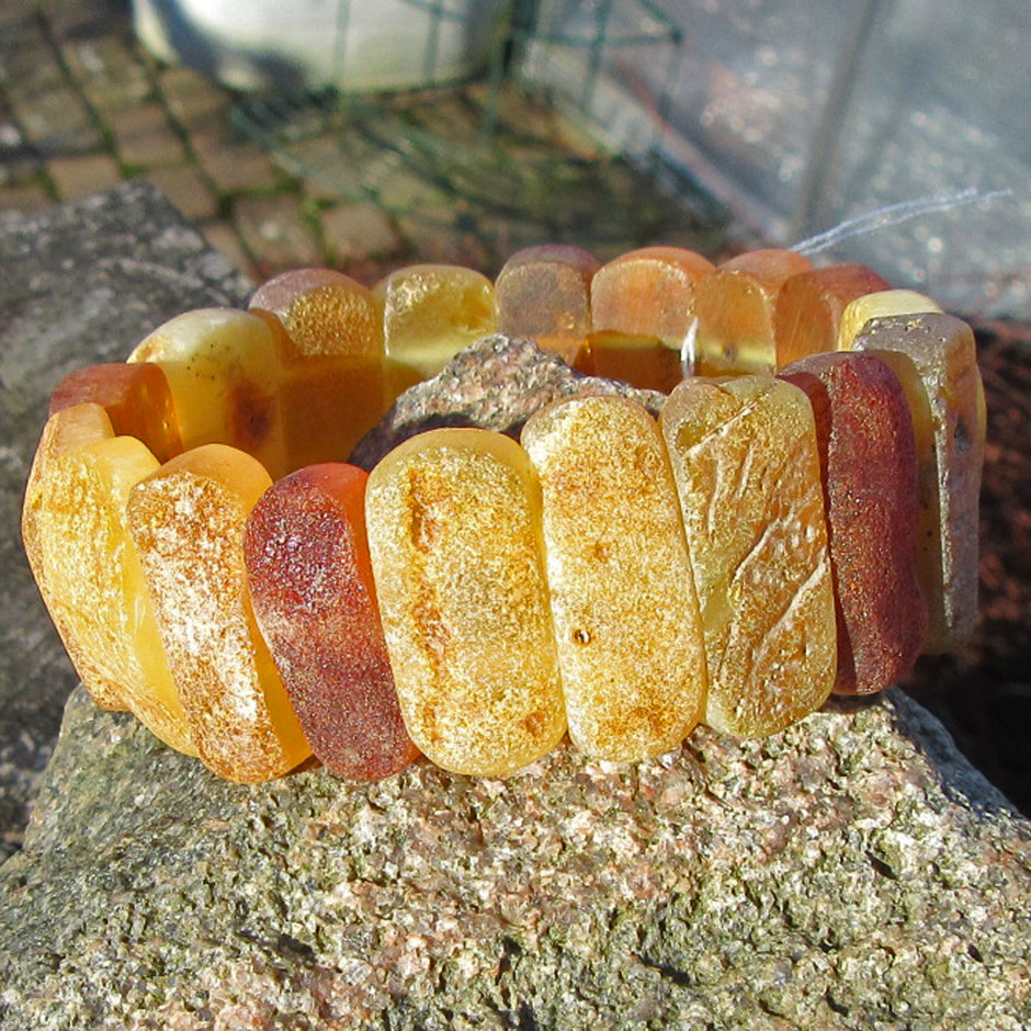 Rustikales Bernsteinarmband aus unpolierten Steinen