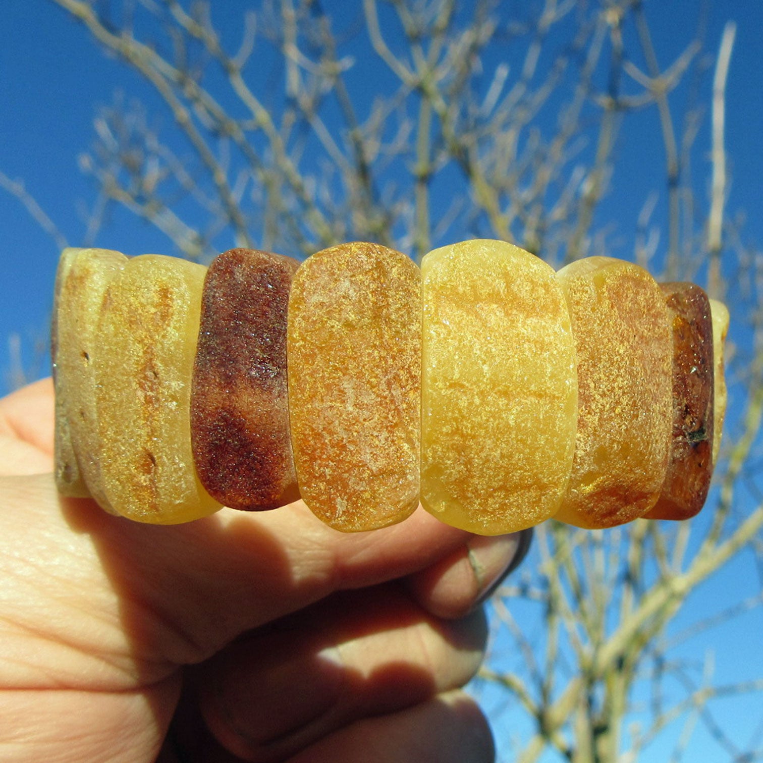 Rustikales Bernsteinarmband aus unpolierten Steinen