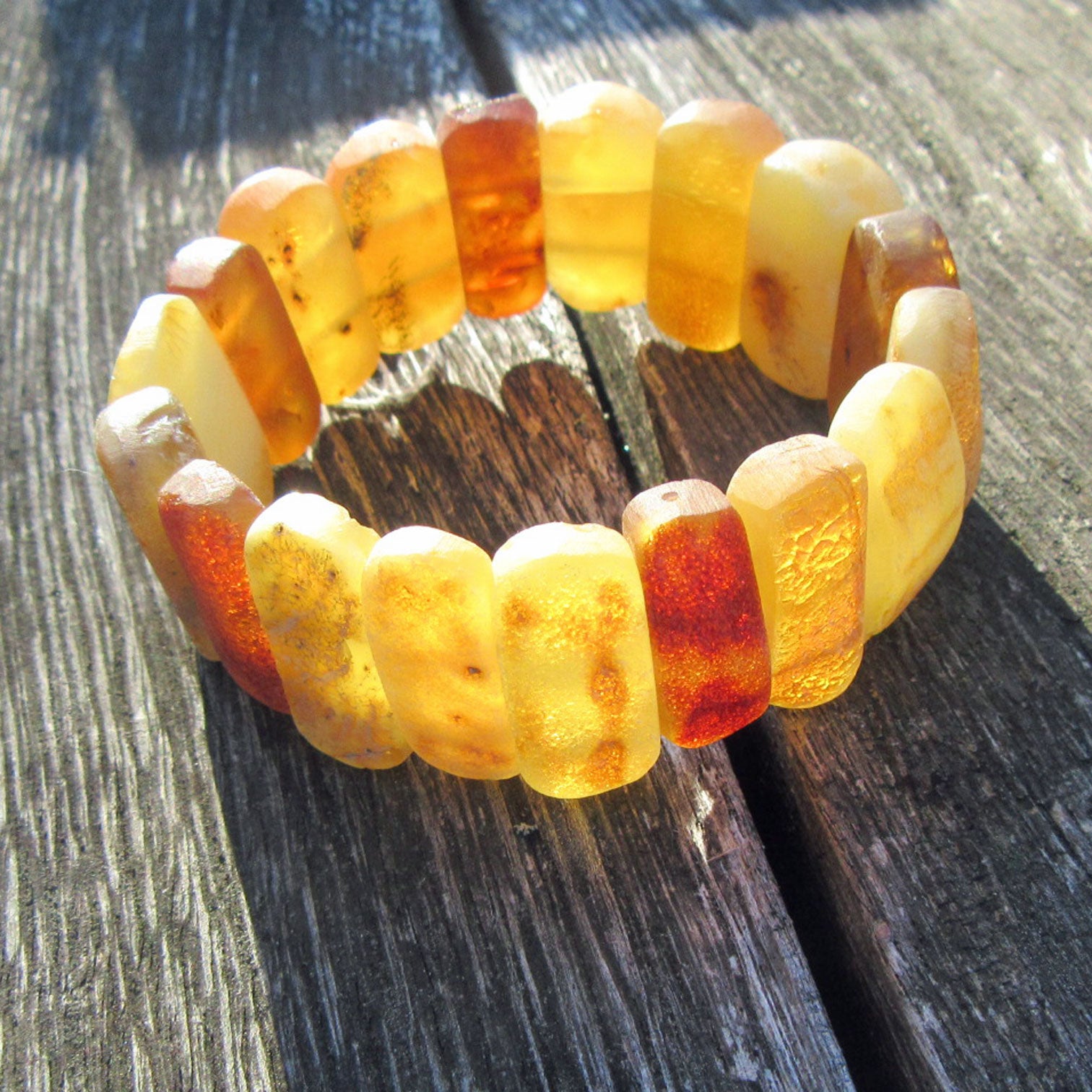 Rustikales Bernsteinarmband aus unpolierten Steinen