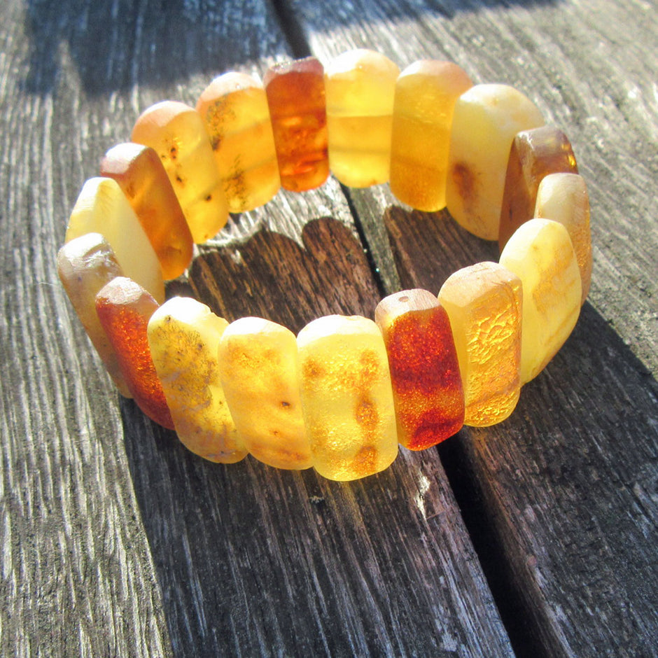 Rustikales Bernsteinarmband aus unpolierten Steinen