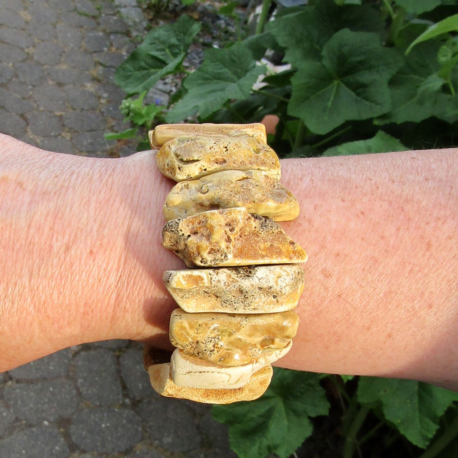 Helles, massives Bernsteinarmband, teilweise unpoliert