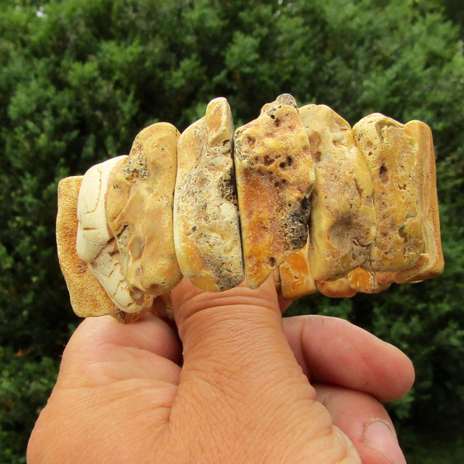 Helles, massives Bernsteinarmband, teilweise unpoliert