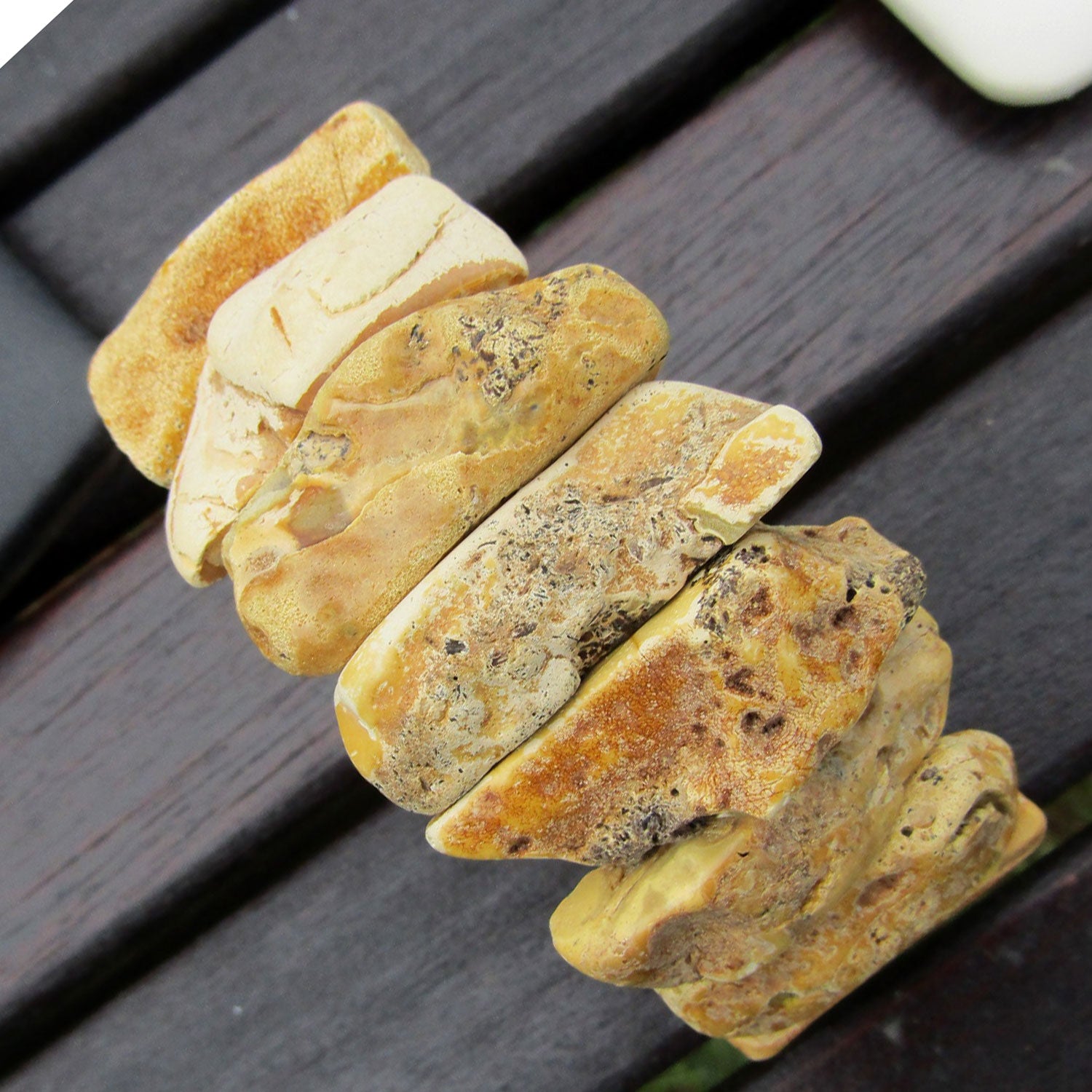 Helles, massives Bernsteinarmband, teilweise unpoliert