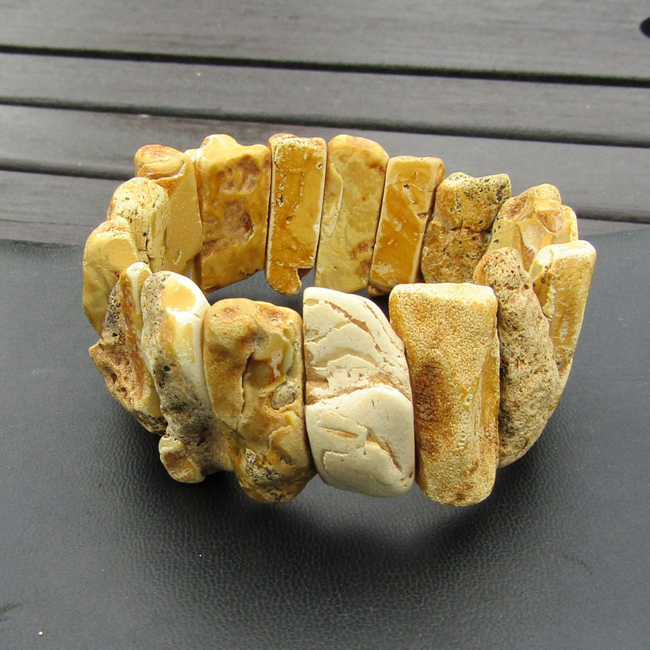 Helles, massives Bernsteinarmband, teilweise unpoliert