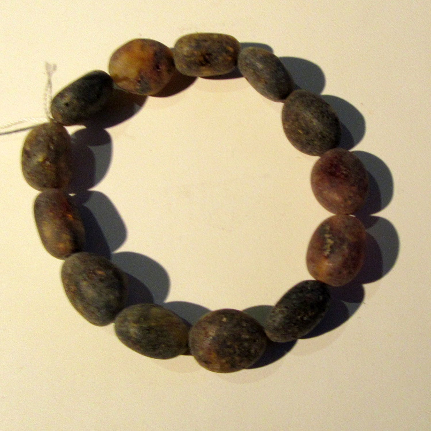 Edles Armband aus unpolierten, dunklenBernsteinoliven / Moorbernstein