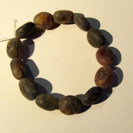 Edles Armband aus unpolierten, dunklenBernsteinoliven / Moorbernstein