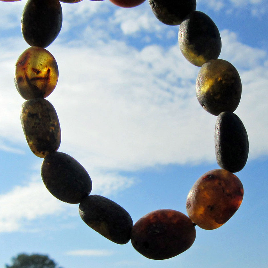 Edles Armband aus unpolierten, dunklenBernsteinoliven / Moorbernstein