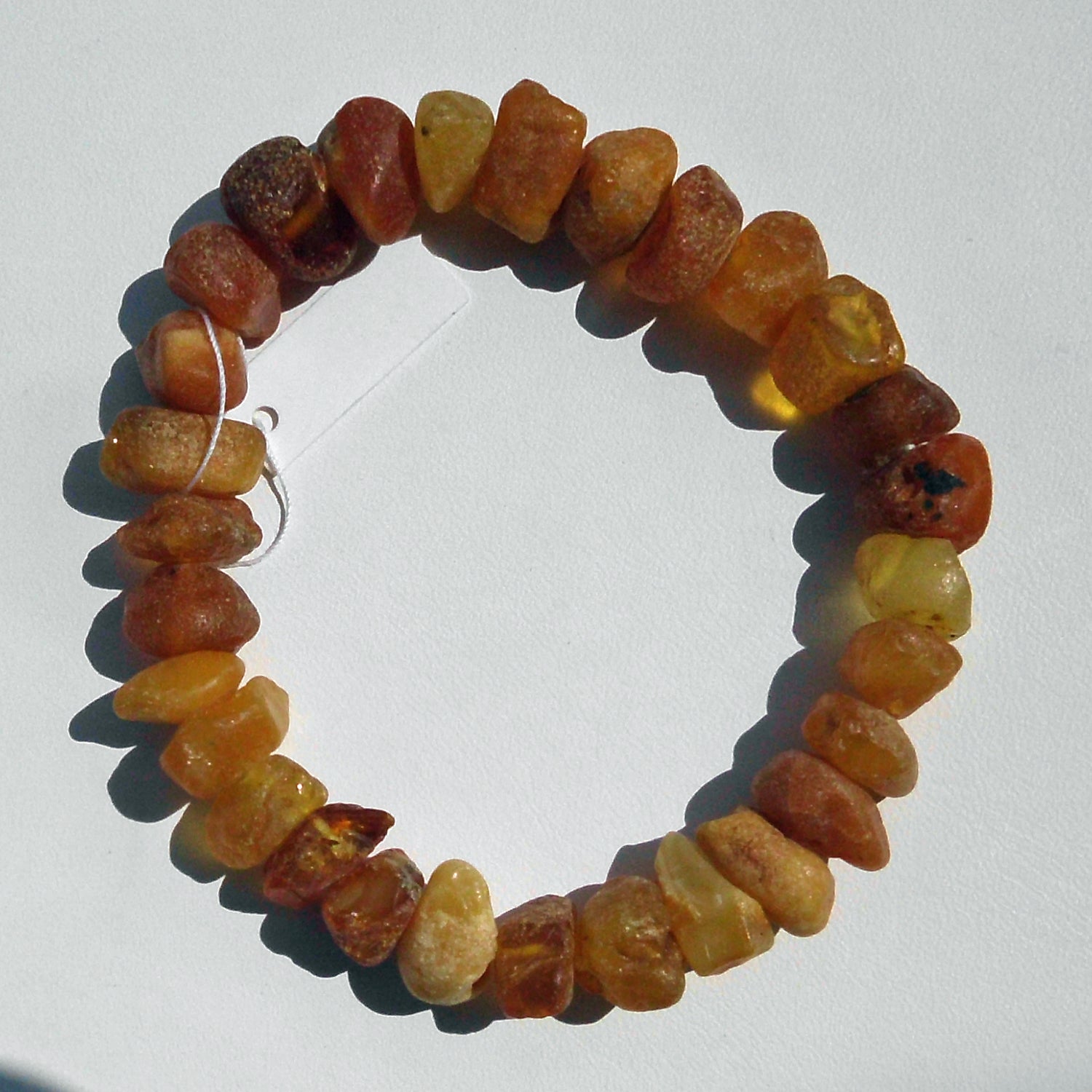 Armband aus unpolierten, bunten Bernsteinen von Rügen