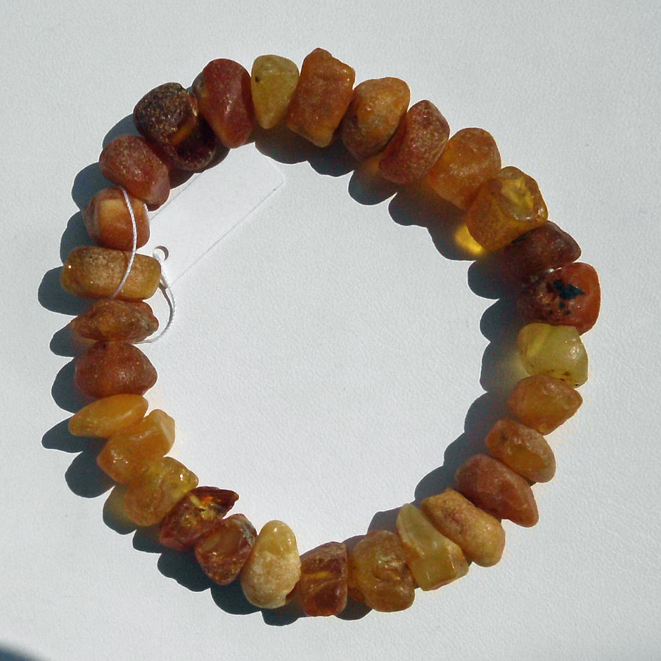 Armband aus unpolierten, bunten Bernsteinen von Rügen