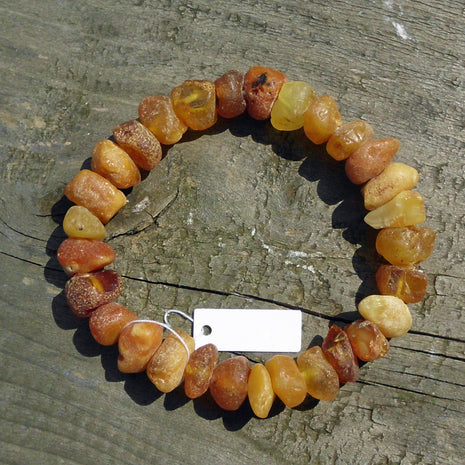 Armband aus unpolierten, bunten Bernsteinen von Rügen