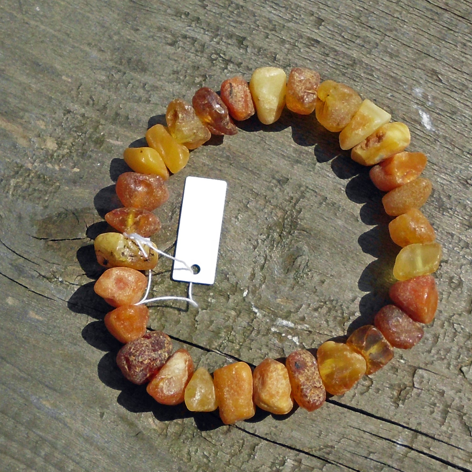 Armband aus unpolierten, bunten Bernsteinen von Rügen